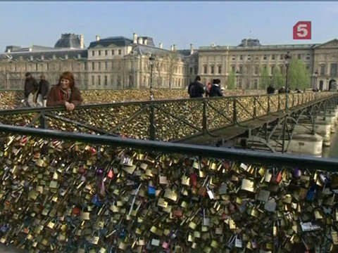 Парижские мосты страдают от любви