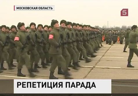 В Подмосковье репетируют парад Победы-2014