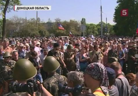 В Донецке в день голосования митинговали против выборов