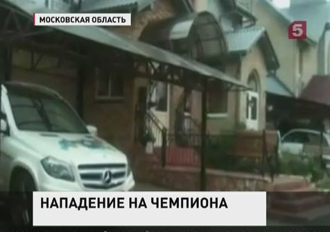Неизвестные разбили автомобиль бобслеиста Александра Зубкова