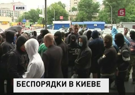 В Киеве боевики в камуфляже устроили штурм гостиницы "Турист"