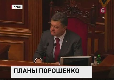 Порошенко убеждал Раду принять изменения в Конституцию и представил нового министра обороны