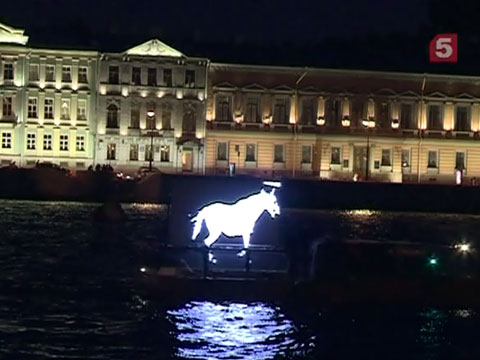 Жители и гости Петербурга минувшей ночью наблюдали необычное шоу