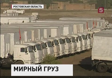 Автоколонну с гуманитарной помощью осматривают украинские пограничники