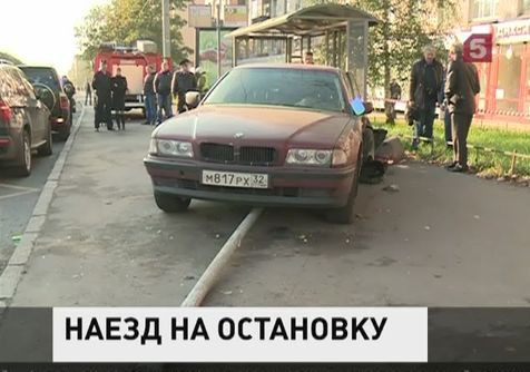 В Петербурге автомобиль въехал в остановку общественного транспорта