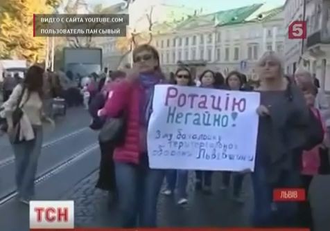 Протестующие матери солдат перекрыли центральные улицы Львова