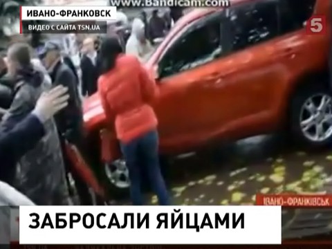 Олега Ляшко закидали яйцами в Ивано-Франковске