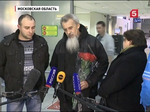 Освобожденный из плена пилот Павел Петренко вернулся домой