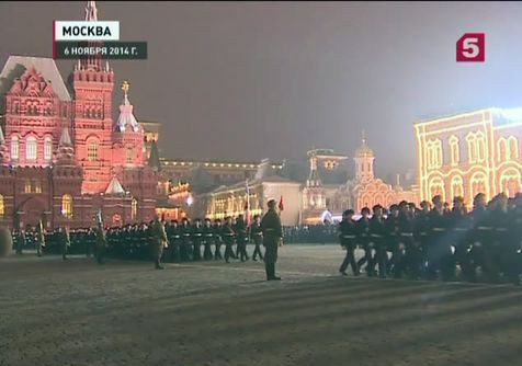 На Красной площади торжественный марш в честь исторического парада 41-го года