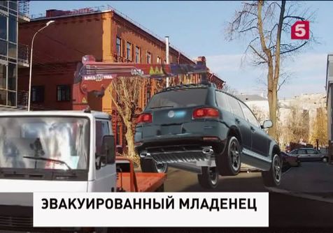 В Петербурге эвакуировали автомобиль с оставленным внутри ребенком