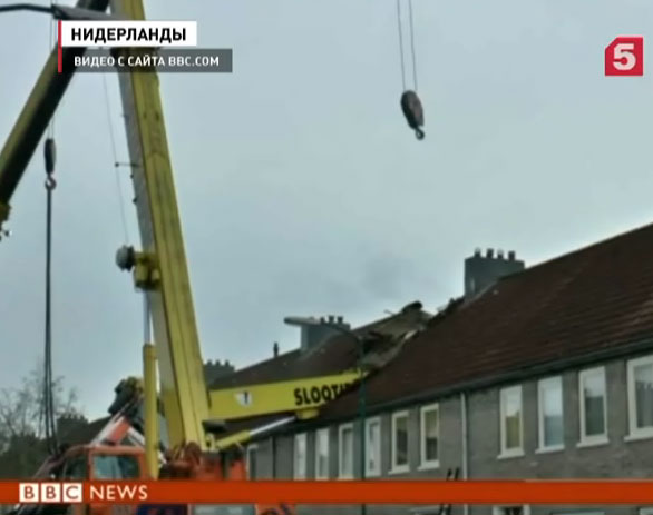 Мужчина арендовал подъемный кран, чтобы спуститься к окну возлюбленной