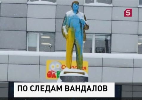 В Новосибирске задержаны вандалы, раскрасившие памятники в цвета украинского флага