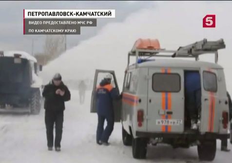 В Петропавловске-Камчатском борются с последствиями снегопада