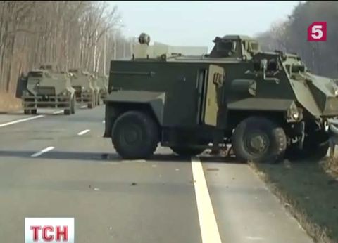 В Киевской области в аварию попала колонна британской военной техники