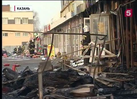 В Казани возобновили разбор завалов на месте сгоревшего торгового центра