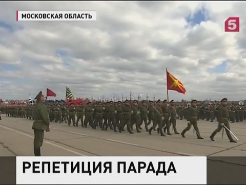 В подмосковном Алабино репетировали Парад Победы