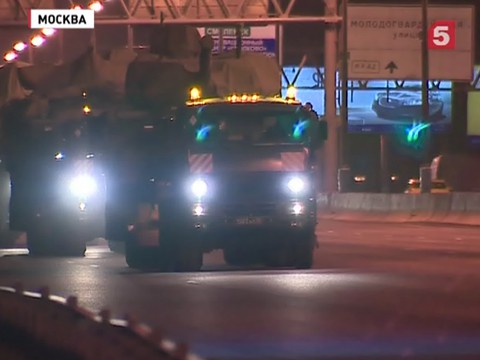 По центральным улицам Москвы прошла военная техника