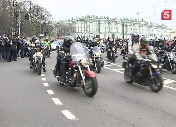 Ретро-машины и тысячи редких мотоциклов на открытии мотосезона в Петербурге