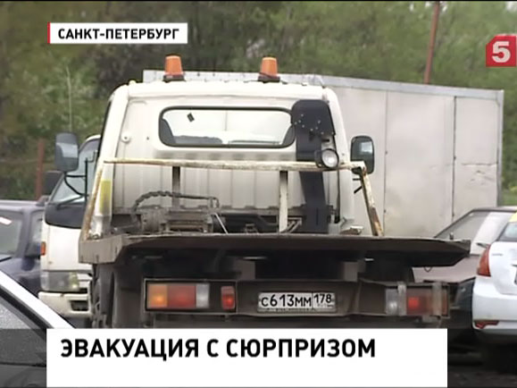 В Петербурге эвакуатор увёз автомобиль с маленьким ребенком