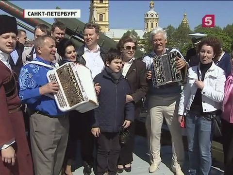 На улицах Москвы и Петербурга играет гармонь