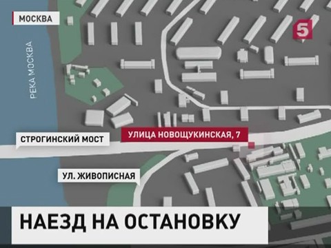 На северо-западе Москвы автобус врезался в остановку