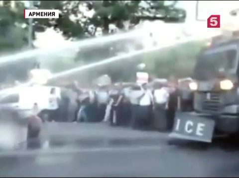 Полиция Еревана провела силовой разгон протестующих в центре города