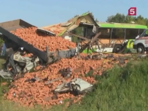 16 человек погибли при столкновении автобуса с грузовиком в Омской области