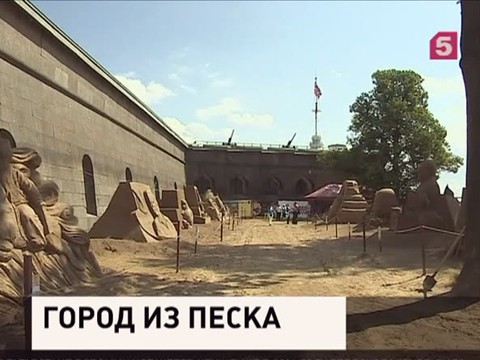 На пляже Петропавловской крепости появились скульптуры из песка