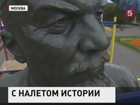 Московские реставраторы восстанавливают памятник Ленину на ВДНХ