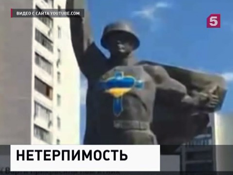 В Харькове осквернили памятник советскому воину и побили человека в футболке с надписью «СССР»