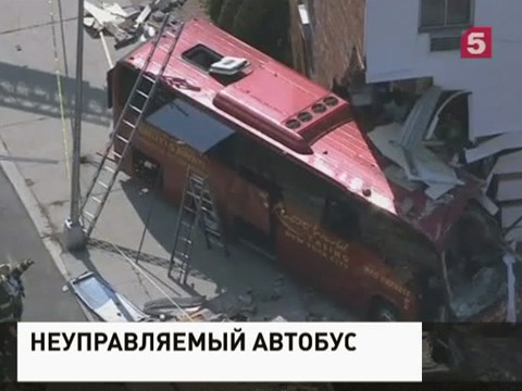 В Нью-Йорке автобус врезался в жилой дом