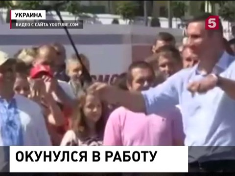 Виталий Кличко искупался в фонтане и сыграл на барабане