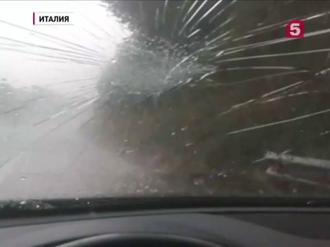На Неаполь обрушился град размером с теннисный мяч, пострадавших - десятки