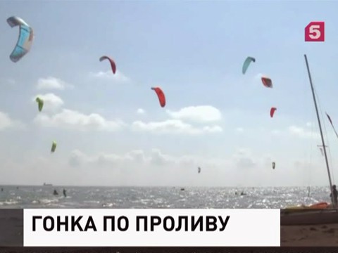 Керченский пролив впервые пересекли на кайтах