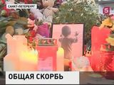 Петербуржцы приносят цветы и игрушки к терминалу "Пулково"