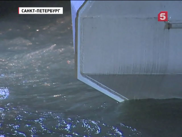 В  Петербурге закрыли дамбу из-за угрозы наводнения