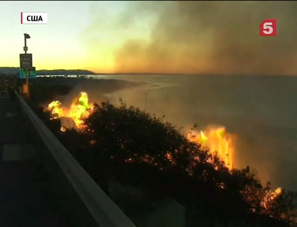 На юге американского штата Калифорния бушуют лесные пожары