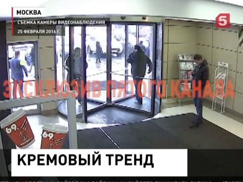 Опубликовано видео, где в лицо Навальному бросили два торта