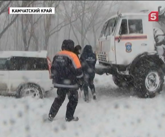 Камчатка вторые сутки во власти мощного циклона