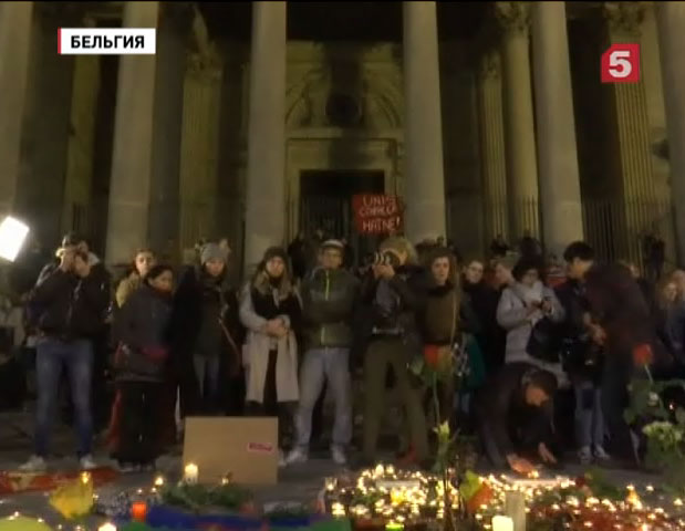 Бельгия  в трауре. Люди несут цветы к стихийному мемориалу в центре Брюсселя