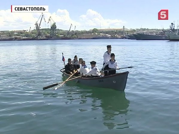 Курсанты детской морской флотилии совершили поход на шлюпках в Севастополе