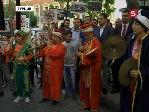 Жители Турции протестуют против признания Германией геноцида армян