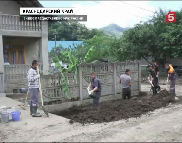 В Лазаревском районе Сочи после сильного подтопления провели субботник