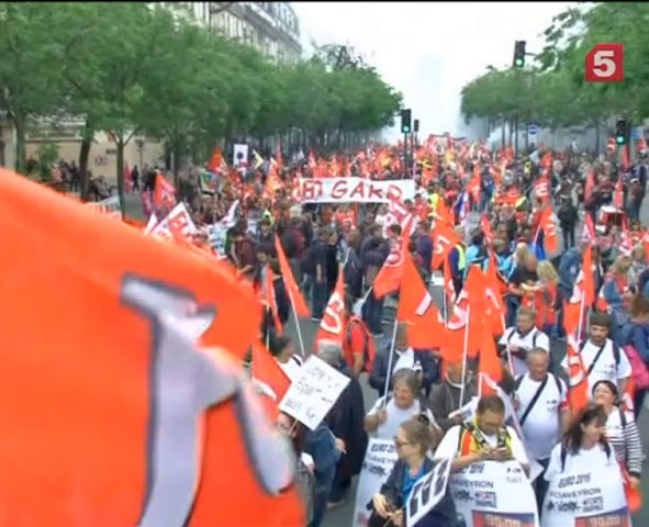 Париж захлестнула новая волна протестов