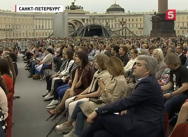 50 000 человек собрались на Дворцовой послушать Симфонический оркестр Мариинского театра