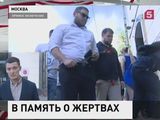 Москвичи несут цветы к турецкому посольству