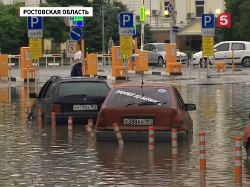 В Ростове устраняют последствия непогоды. В потоке воды погибла девочка