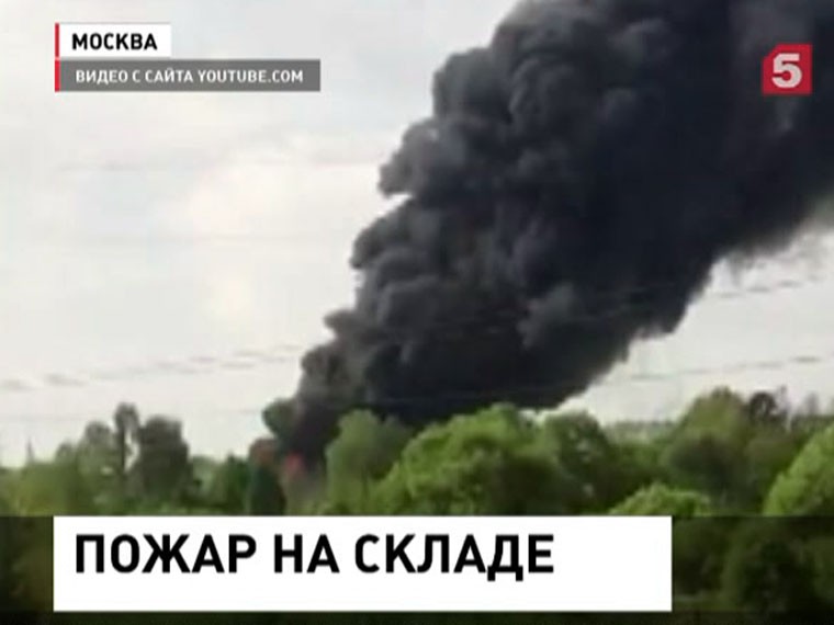 В Новой Москве горит склад с лакокрасочными материалами