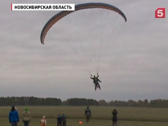 В Новосибирске 11 экстремалов устроили полеты на парапланах в инвалидных колясках