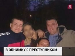 Фото полицейских с задержанным вызвало бурную дискуссию в соцсетях